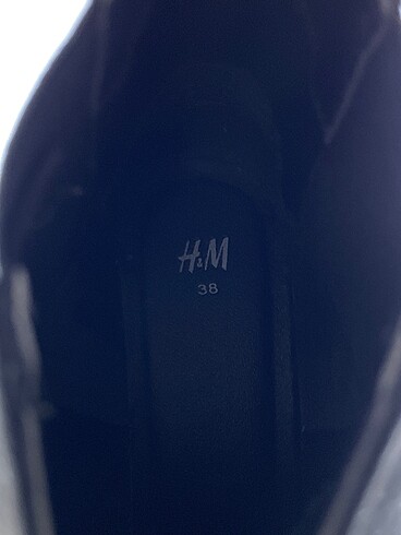 38 Beden siyah Renk H&M Bot %70 İndirimli.