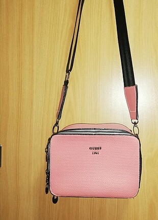 Pembe çanta