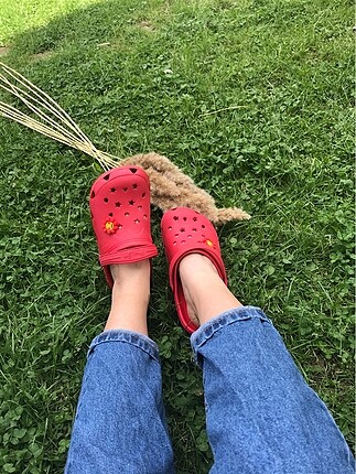 Crocs model terlikler satışta