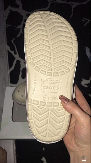 Crocs model terlikler satışta