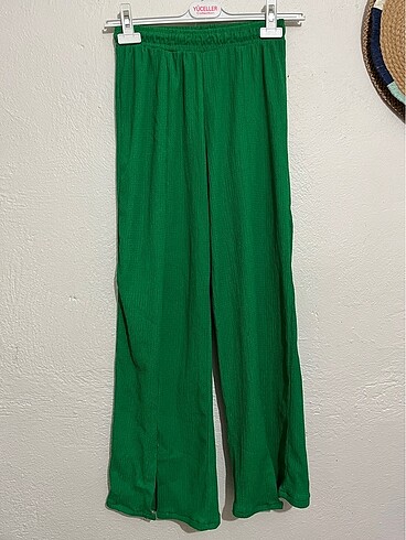 Paçası yırtmaçlı bol pantalon