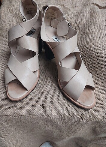 39 Beden ten rengi Renk Clarks sandalet, orijinal, 39 numara, topuk 8 cm