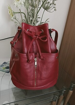Bordo renkte, büzgülü çanta