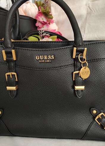 Beden siyah Renk Orijinal Guess Çok Şık Askılı Çanta