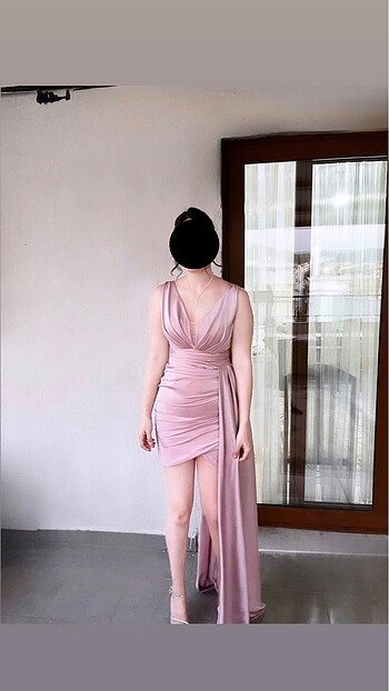 NS SPOSA kısa kuyruklu saten gece elbisesi
