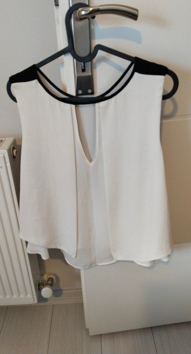 Volan Detaylı Siyah Beyaz Kolsuz Bluz - Görsel 2