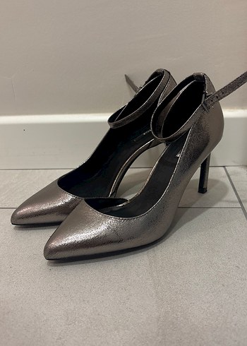 Gri Metalik Kemerli Stiletto 36 berksha - Görsel 3