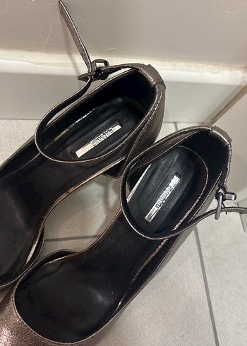 Gri Metalik Kemerli Stiletto 36 berksha - Görsel 2