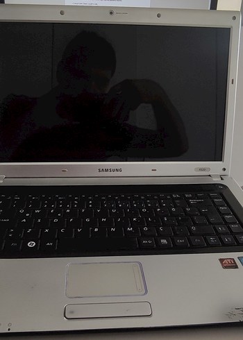 Beyaz Samsung Dizüstü Bilgisayar ekran kırık