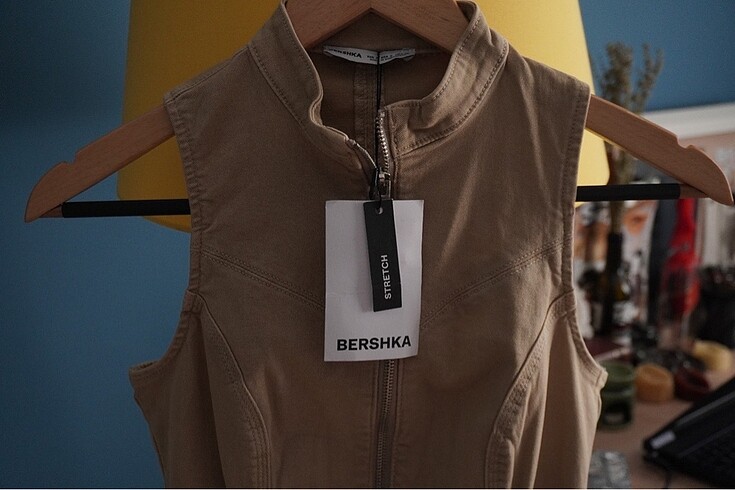 Bershka Bershka kot elbise etiketi üzerinde