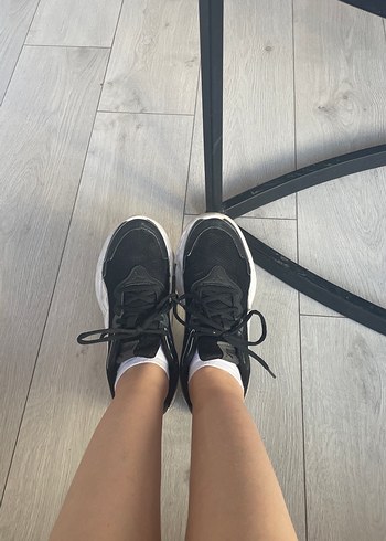 Siyah Bağcıklı Kadın Spor Ayakkabı