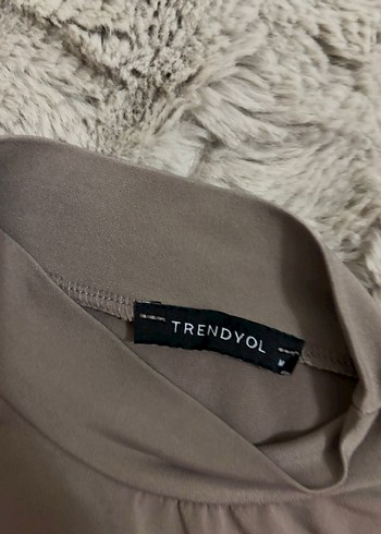 Bej Yüksek Yaka Kolsuz - Görsel 2