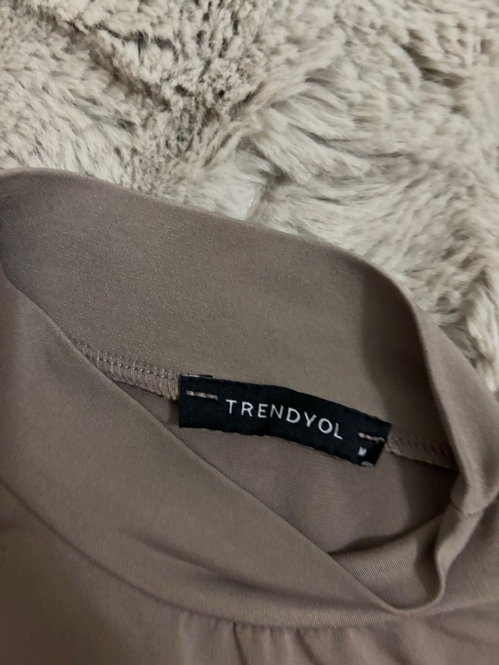 Bej Yüksek Yaka Kolsuz - Görsel 2