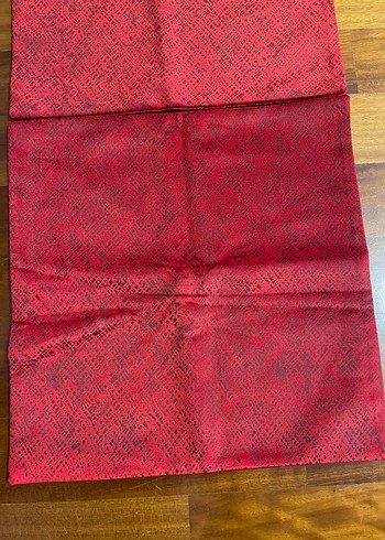 Beden Koyu kırmızı batik desenli yastık kılıfı