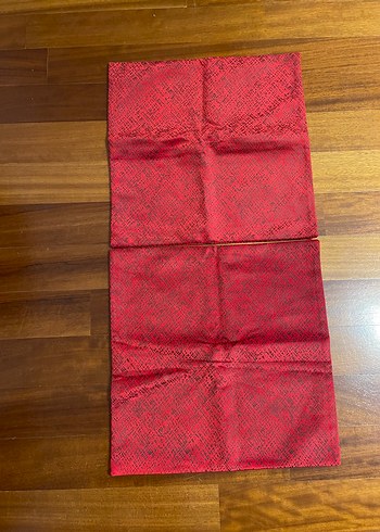 Koyu kırmızı batik desenli yastık kılıfı