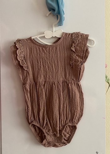 Kahverengi Nakışlı Fırfırlı Bebek Tulum