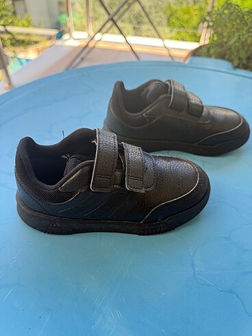 27 Beden Adidas erkek çocuk spor ayakkabısı