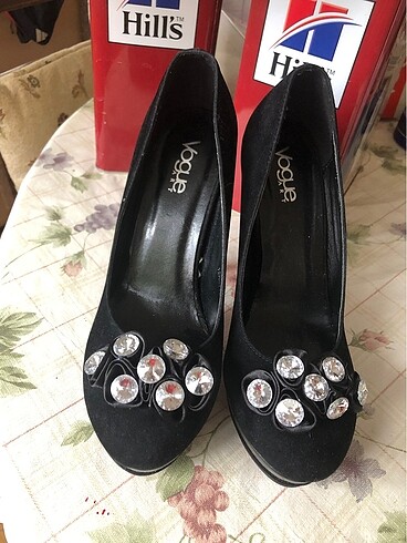 Vogue Kuramızı tabanlı siyah stiletto