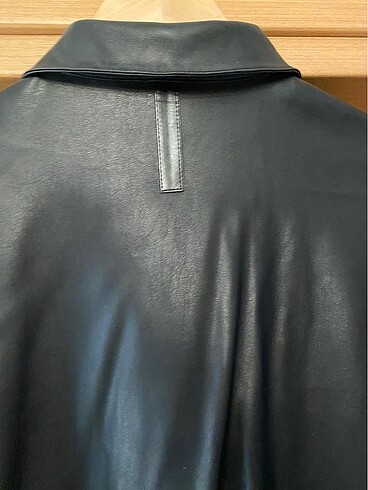 s Beden siyah Renk Network Q marka yakası dantel detaylı deri gömlek