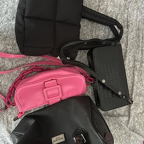 Bershka Kol çantası / PEMBE KALPLİ SATILDI DİĞERLERİ DURUYOR