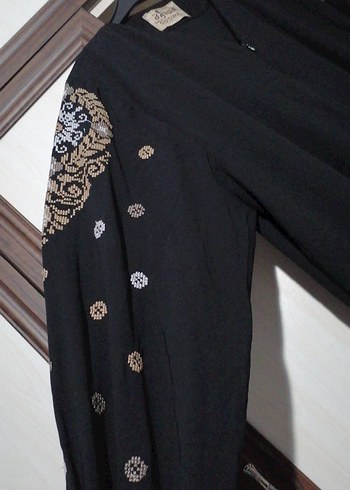 Uzun Siyah Nakışlı Kadın Elbise - Görsel 4