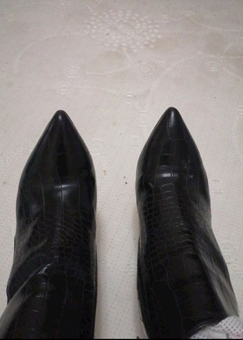 Siyah Deri Yılan Desenli Topuklu Bot - Görsel 4