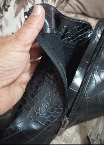 Siyah Deri Yılan Desenli Topuklu Bot - Görsel 5