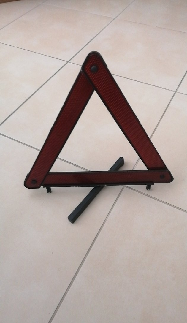 Kırmızı Reflektörlü Uyarı Üçgeni - Görsel 2