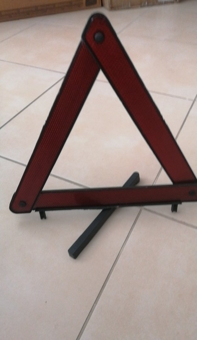 Kırmızı Reflektörlü Uyarı Üçgeni - Görsel 5