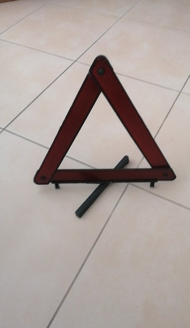 Kırmızı Reflektörlü Uyarı Üçgeni - Görsel 3