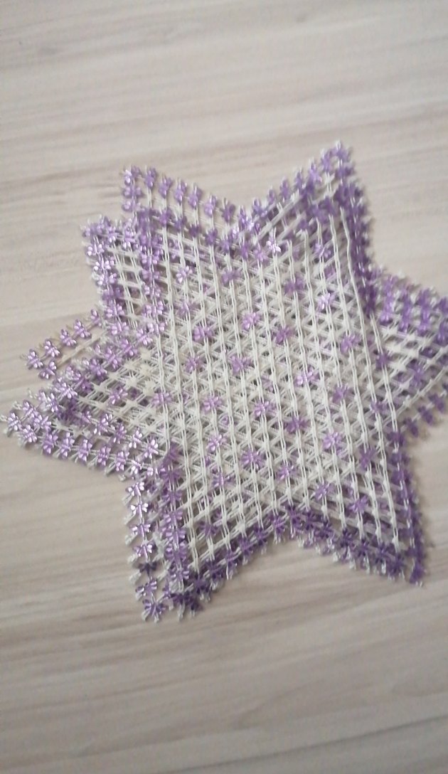 Mor Çiçekli Yıldız Şeklinde El Yapımı Örgü - Görsel 2