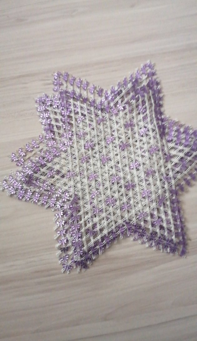 Mor Çiçekli Yıldız Şeklinde El Yapımı Örgü - Görsel 3