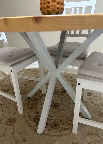 Ikea Beyaz Ahşap Sandalyeli Yuvarlak Masa