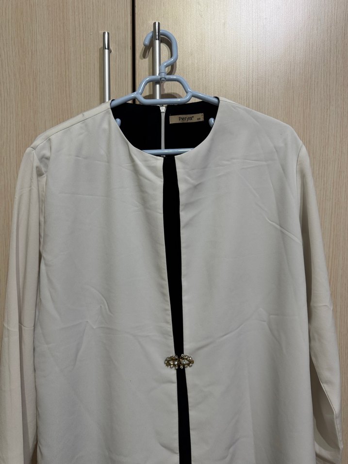 Düğmeli Midi Ceketi Beyaz tesettür tunik - Görsel 3