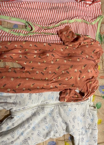 Çok Renkli Bebek Kıyafetleri - Görsel 2