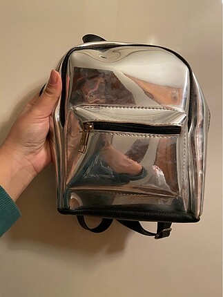 Hologramlı sırt çantası?