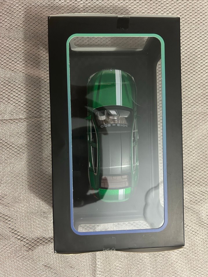 Yeşil 1:24 Oyuncak Model Araba Tüm kapılar ve kaput açılır - Görsel 2