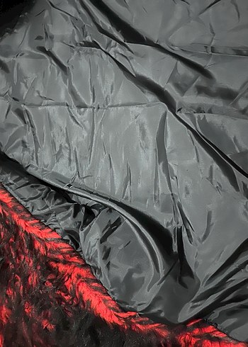 Kırmızı Bağlama Desenli Kürk Kadın - Görsel 3