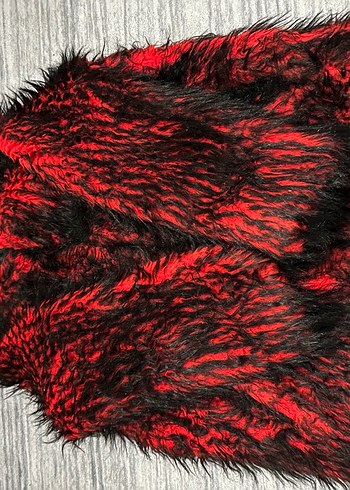 Kırmızı Bağlama Desenli Kürk Kadın - Görsel 2