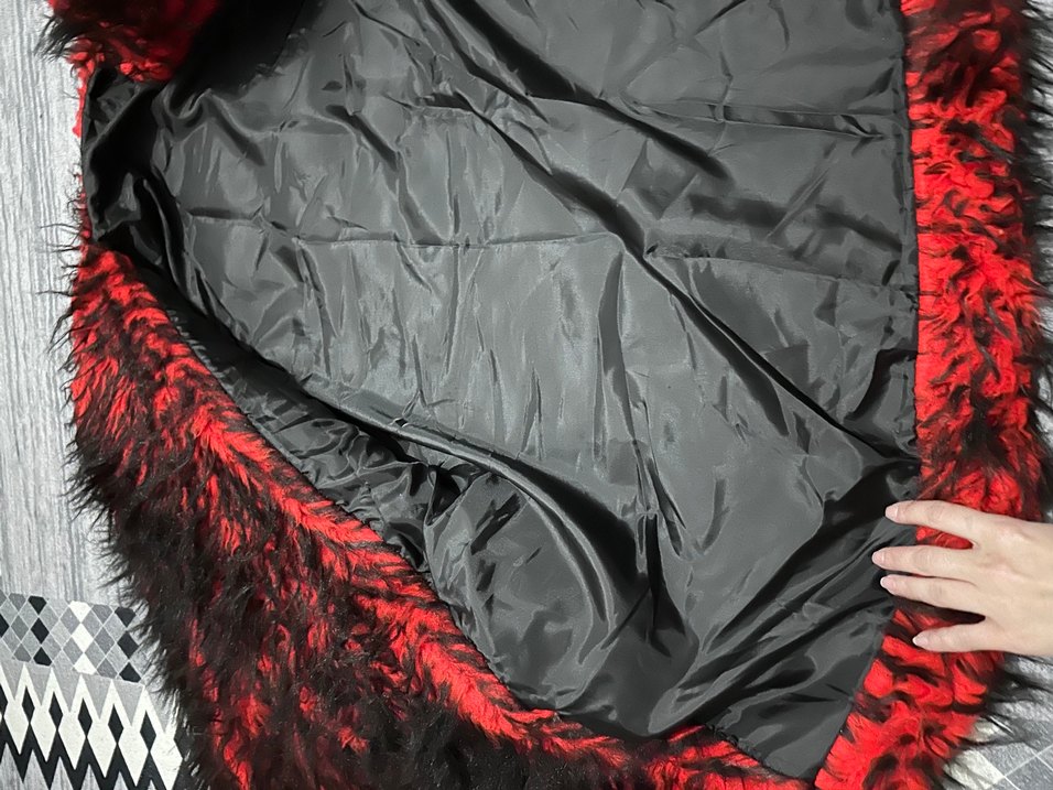 Kırmızı Bağlama Desenli Kürk Kadın - Görsel 3