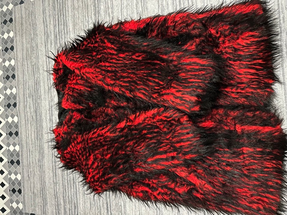 Kırmızı Bağlama Desenli Kürk Kadın - Görsel 2