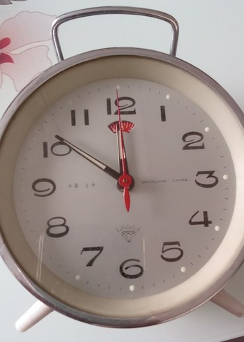 Gri Beyaz Çalar Masa Saati