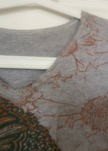 Gri renkli, ;bohem baskılı yuvarlak yaka tişört. - Görsel 3