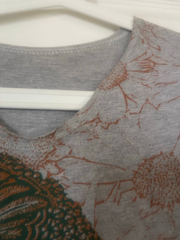 Gri renkli, ;bohem baskılı  yuvarlak yaka tişört. - Görsel 3