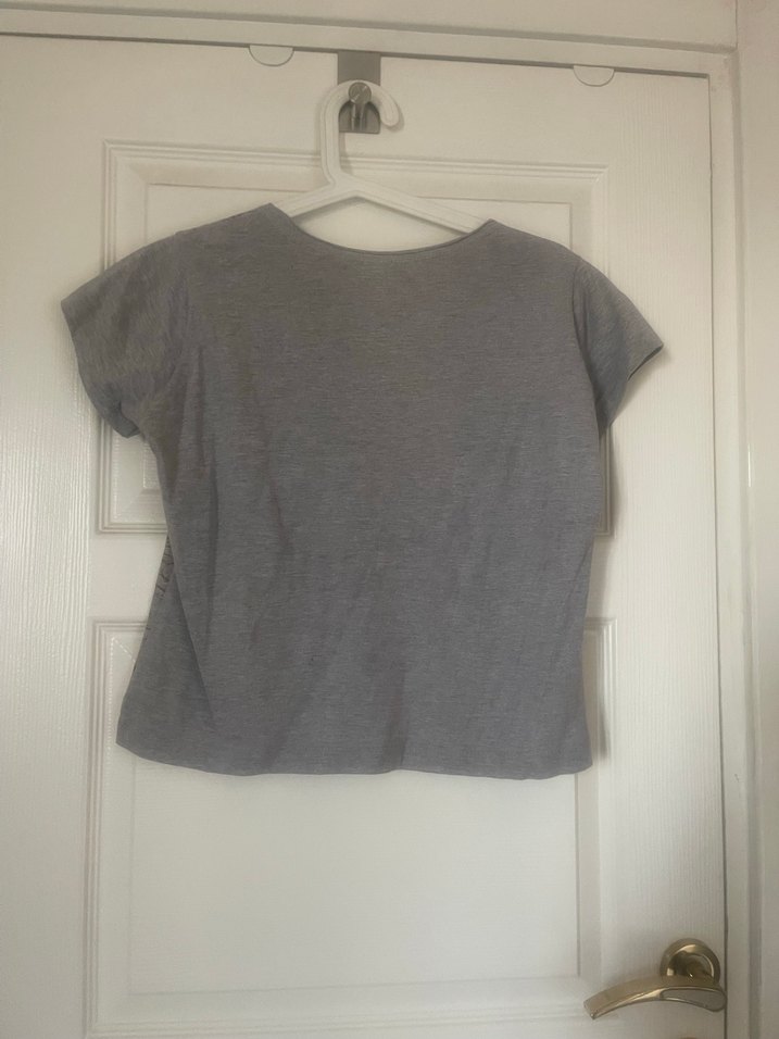 Gri renkli, ;bohem baskılı  yuvarlak yaka tişört. - Görsel 4