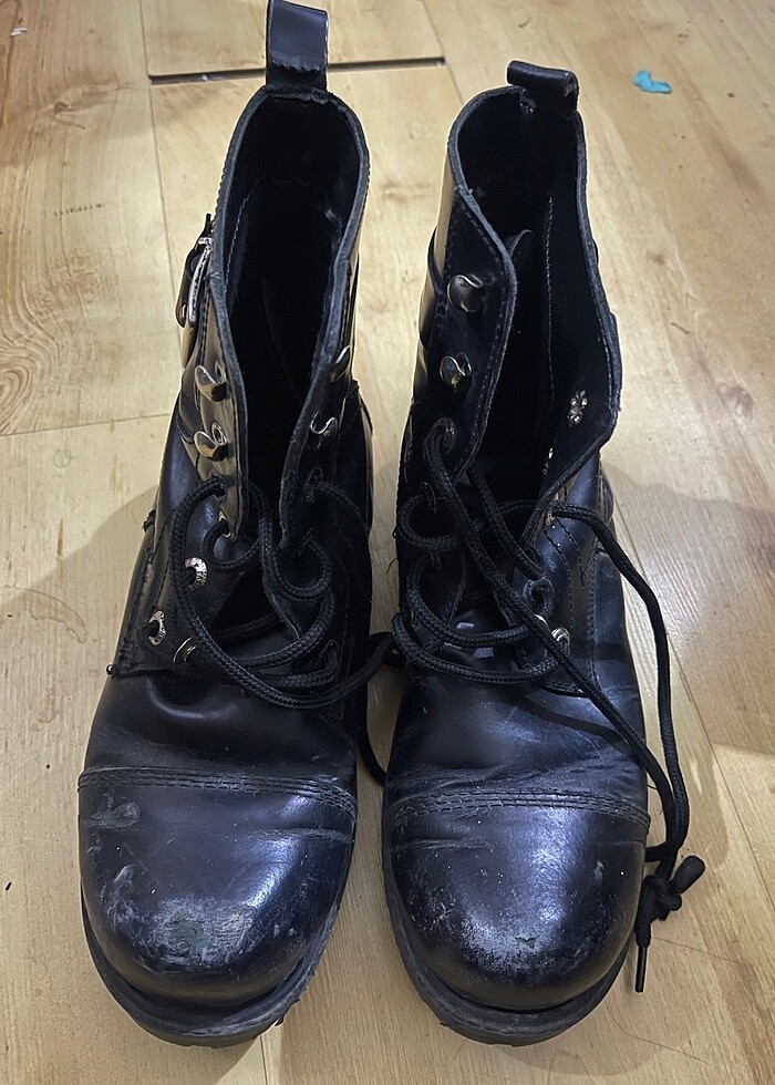 Siyah Bot - Görsel 2