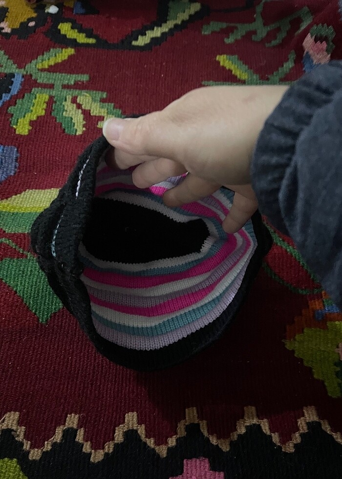 Renkli detayı olan örme şapka - Görsel 2