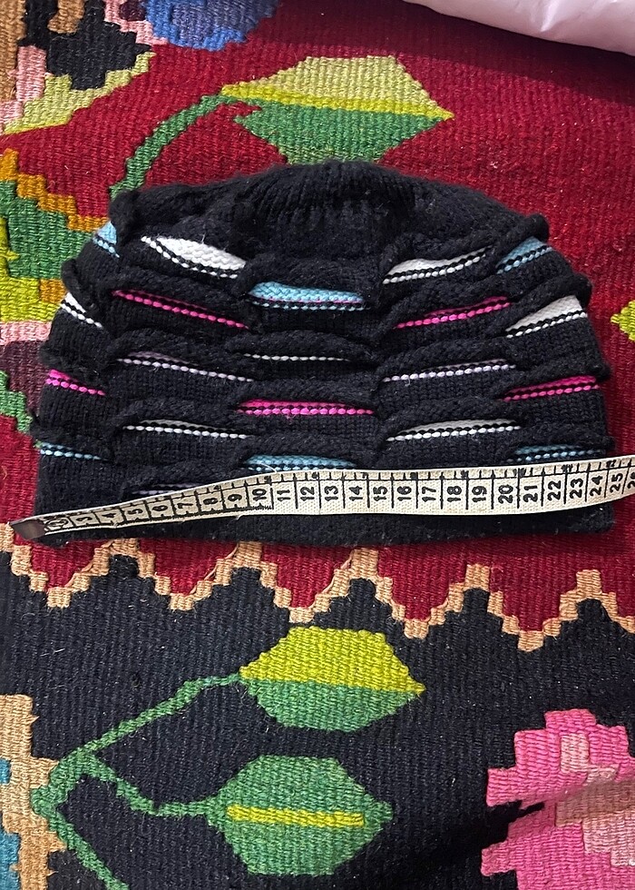 Renkli detayı olan örme şapka - Görsel 4