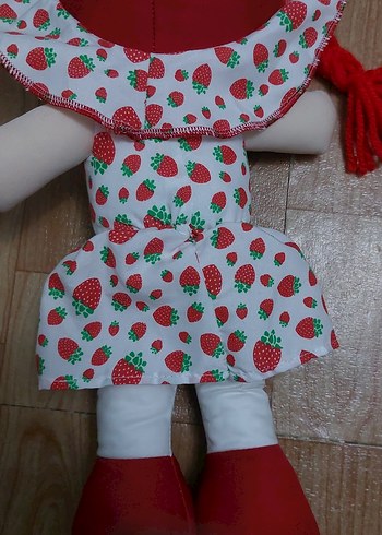 Beden Renkli Çilek Desenli Bez Bebek