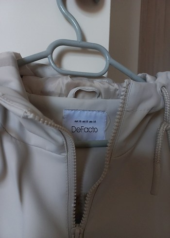 Bej Kapüşonlu Fermuarlı Kadın Yağmurluk - Görsel 3